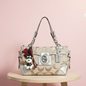 ❗️SALE DEC 26-28❗️Coach Turnlock Peyton Carryall Canvass in Silver and Beige.